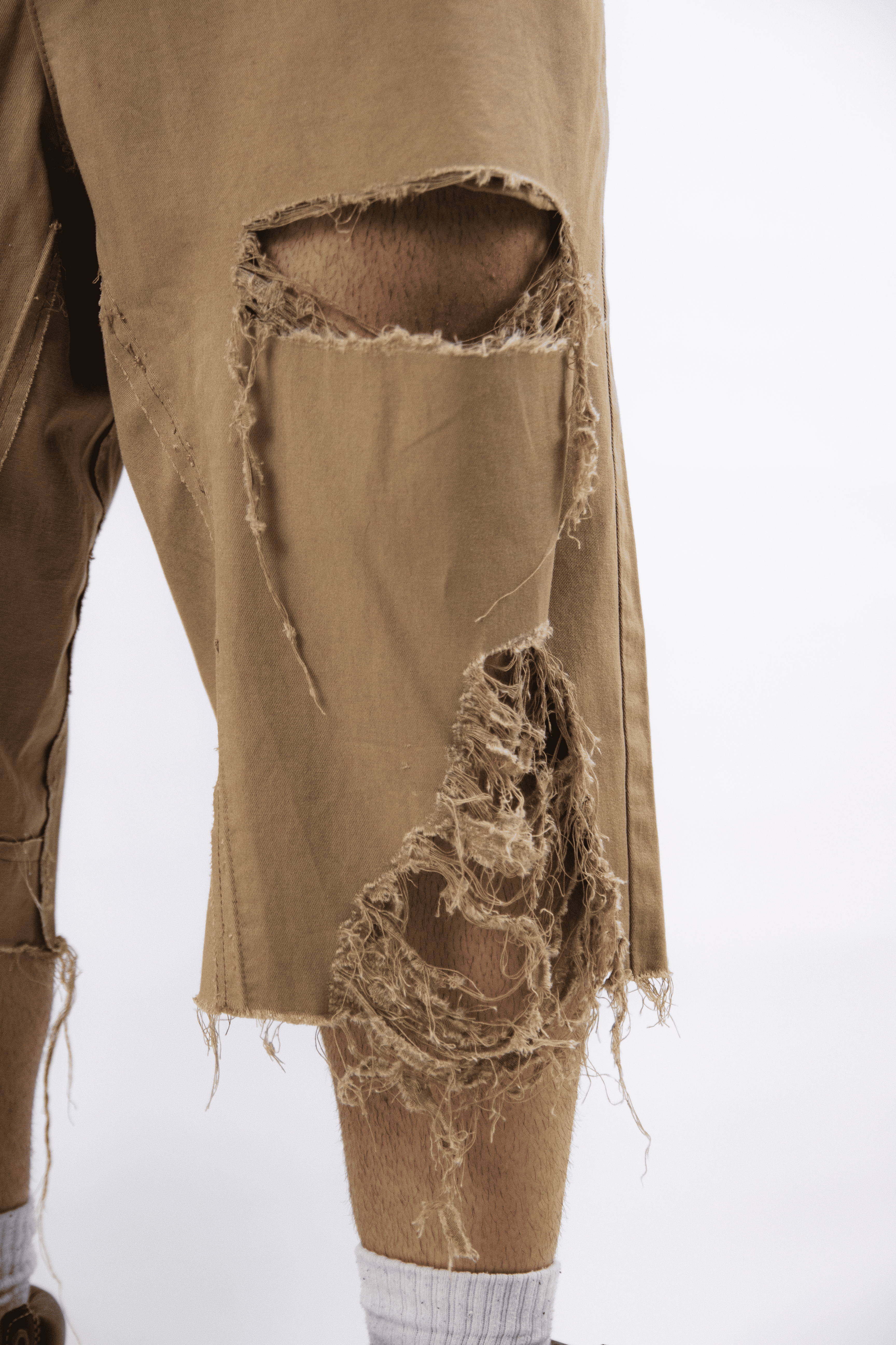 DESERT RIPPED JORTS