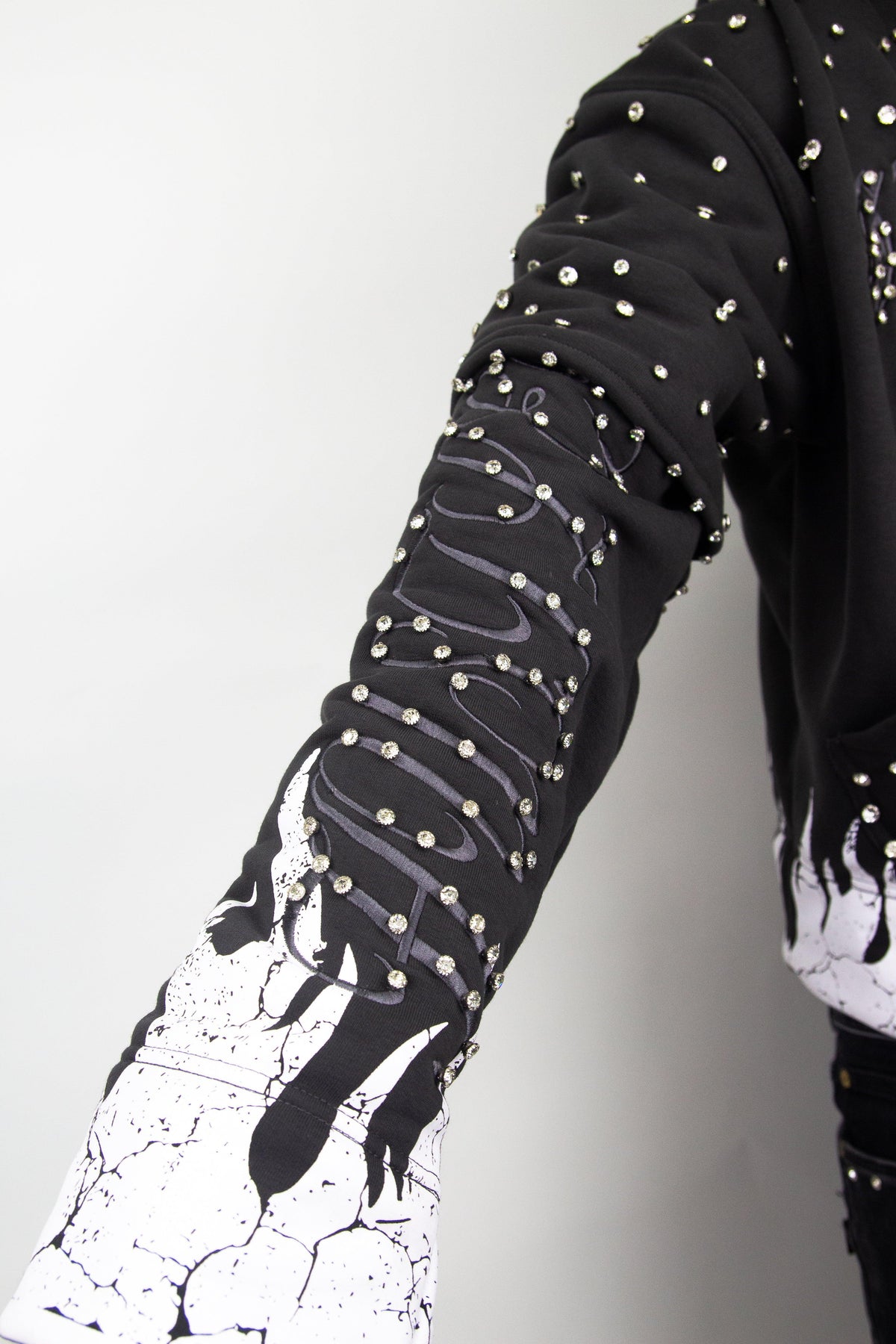 GRAIL BOXY EMBROIDERY SHINE ZIP ( GREY EDITION )